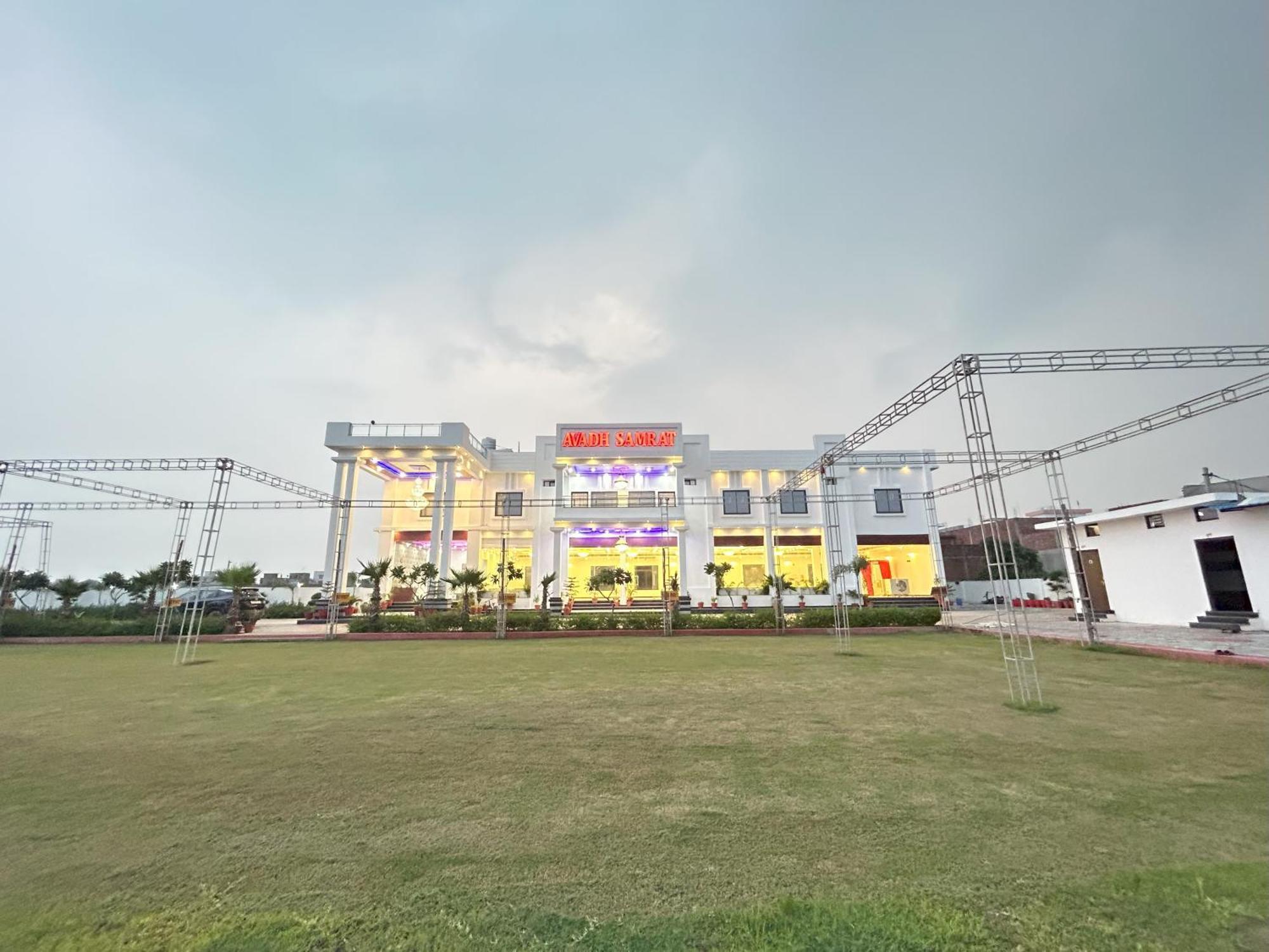 Awadh Samrat Resort Ayodhya Ngoại thất bức ảnh