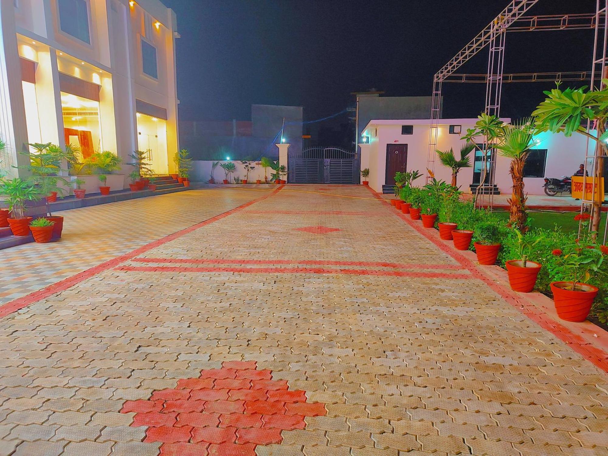 Awadh Samrat Resort Ayodhya Ngoại thất bức ảnh
