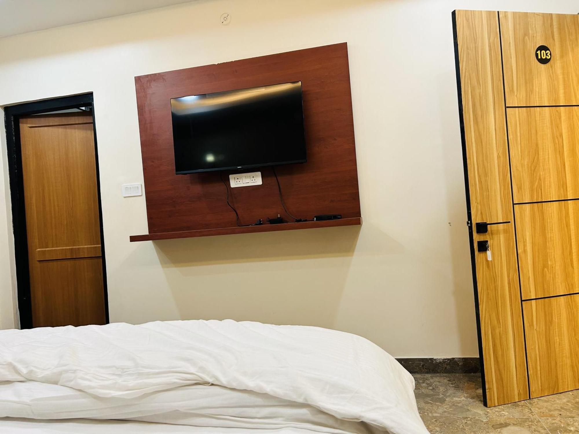 Awadh Samrat Resort Ayodhya Ngoại thất bức ảnh
