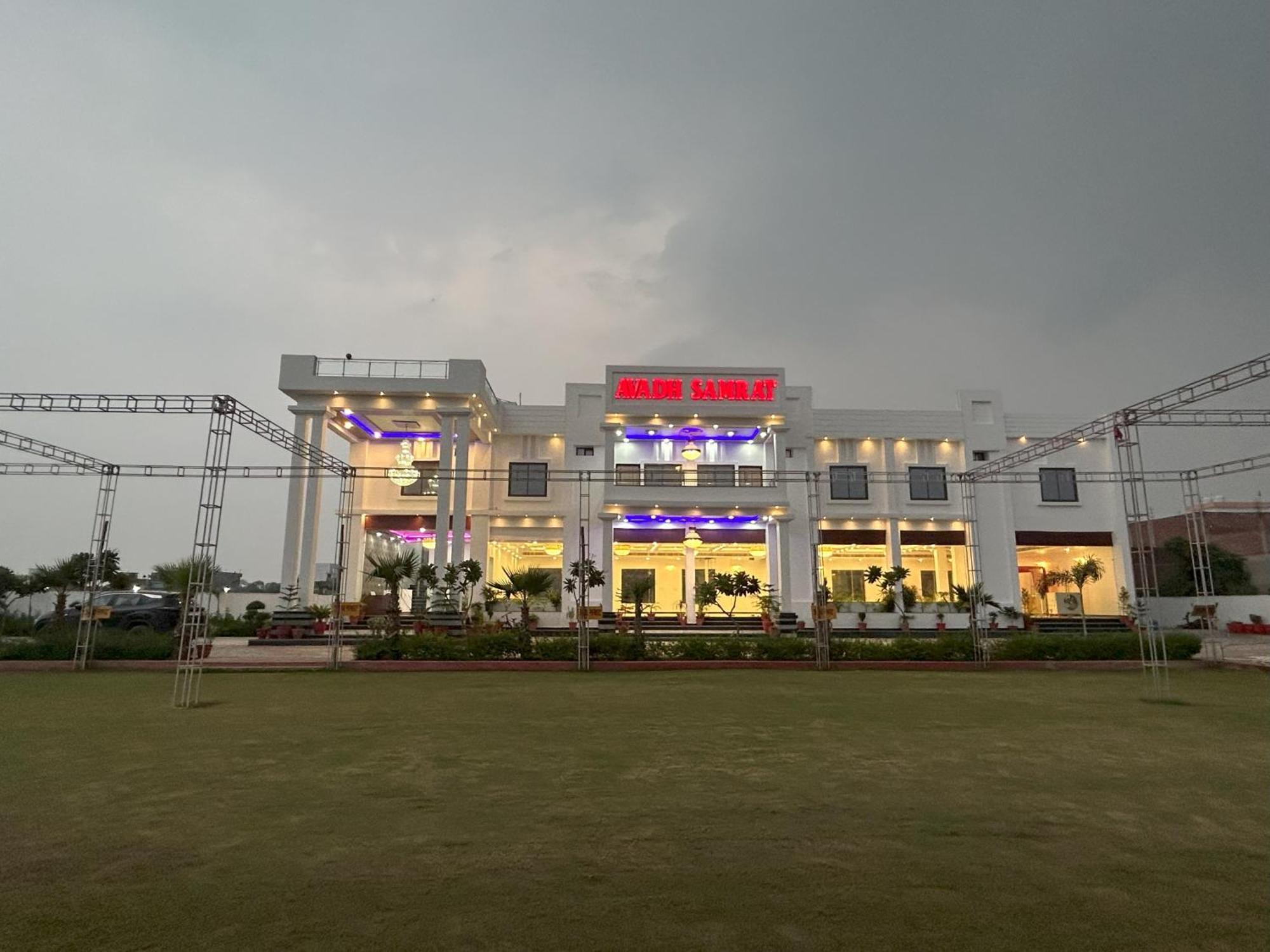 Awadh Samrat Resort Ayodhya Ngoại thất bức ảnh